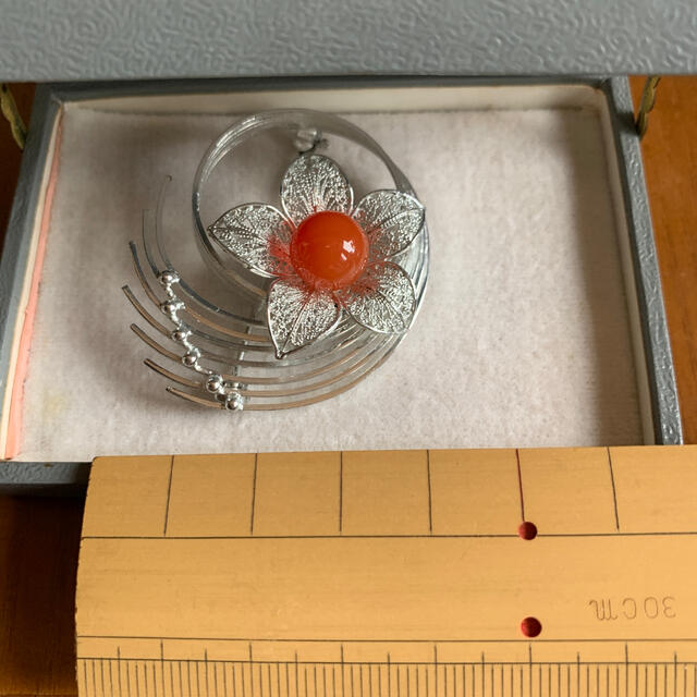 ブローチ 花 レディースのアクセサリー(ブローチ/コサージュ)の商品写真