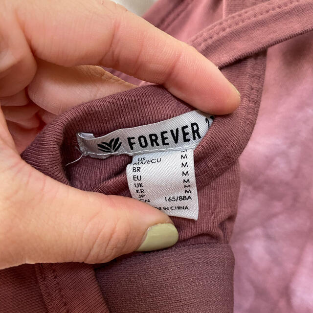 FOREVER 21(フォーエバートゥエンティーワン)のforever21 ヨガ タイダイトップス スポーツ/アウトドアのトレーニング/エクササイズ(ヨガ)の商品写真