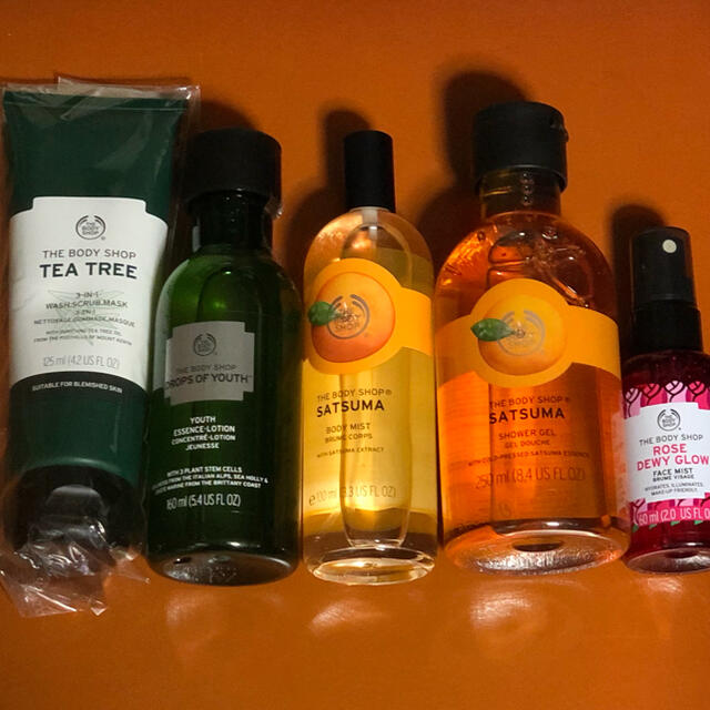 THE BODY SHOP(ザボディショップ)の【新品】洗顔料 化粧水 ボディ用フレグランススプレー ボディシャンプー セット コスメ/美容のスキンケア/基礎化粧品(化粧水/ローション)の商品写真