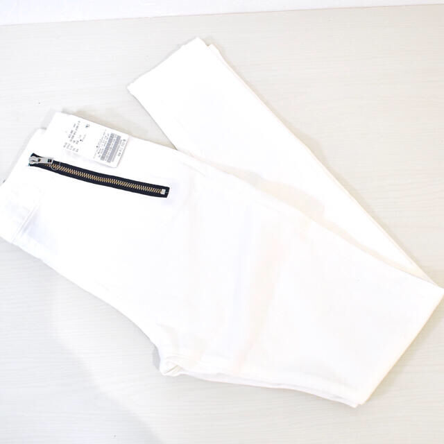 SLOBE IENA(スローブイエナ)のIENA 未使用 タグ付き スキニー パンツ 白 34サイズ レディースのパンツ(スキニーパンツ)の商品写真