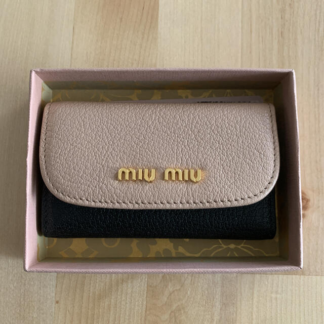 miumiu(ミュウミュウ)の【新品未使用】MIU MIUキーケース（経年劣化あり） レディースのファッション小物(キーケース)の商品写真