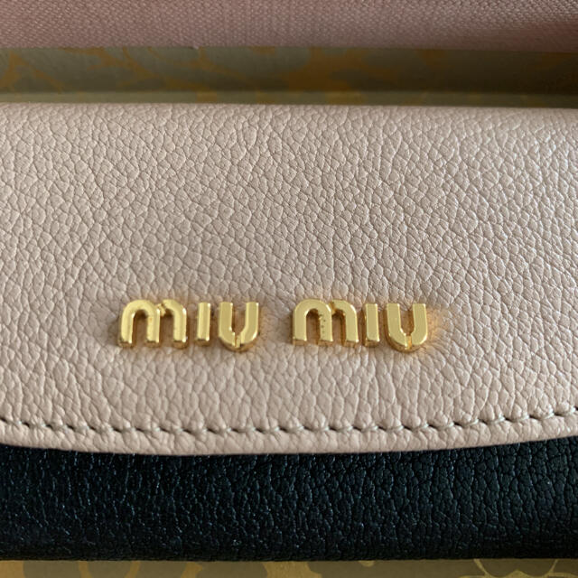 miumiu(ミュウミュウ)の【新品未使用】MIU MIUキーケース（経年劣化あり） レディースのファッション小物(キーケース)の商品写真