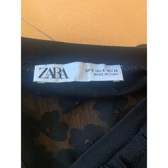 ZARA(ザラ)のZARA フラワー　ビジューボタン　カーディガン レディースのトップス(カーディガン)の商品写真