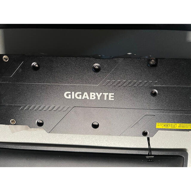 GIGABYTE 2080TI から取り外した三連ファンクーラーです。 1