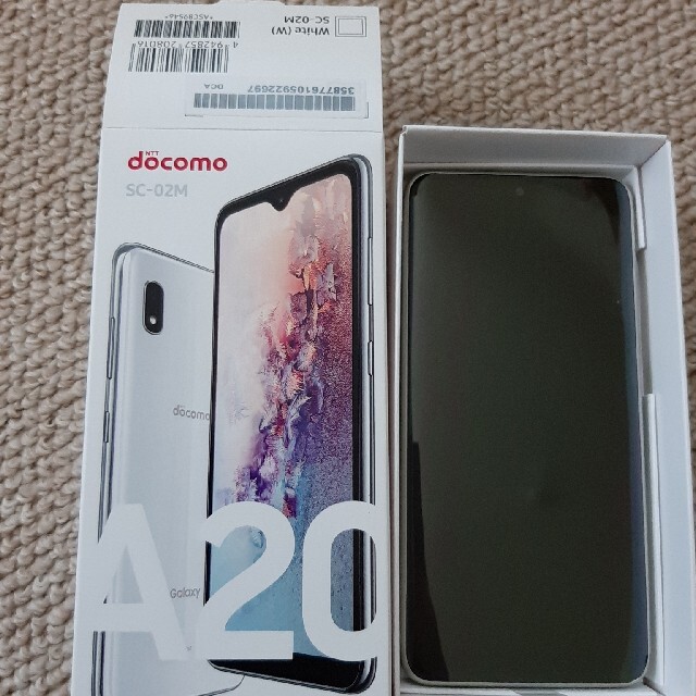 NTTdocomo(エヌティティドコモ)のdocomo galaxy a20 Red とwhite 新品未使用 スマホ/家電/カメラのスマートフォン/携帯電話(スマートフォン本体)の商品写真