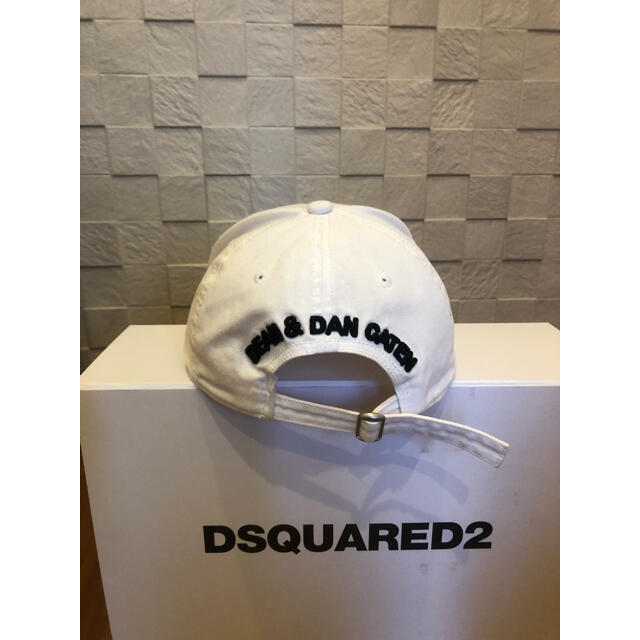 DSQUARED2(ディースクエアード)の希少の白　dsquared2 キャップ メンズの帽子(キャップ)の商品写真