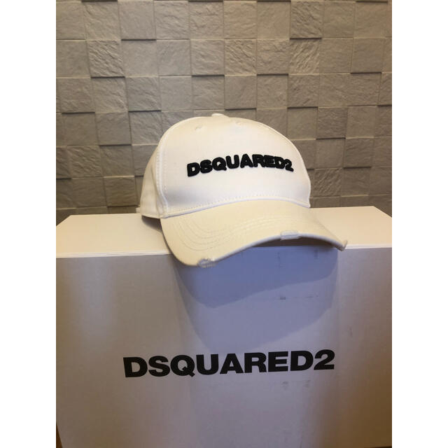 DSQUARED2(ディースクエアード)の希少の白　dsquared2 キャップ メンズの帽子(キャップ)の商品写真