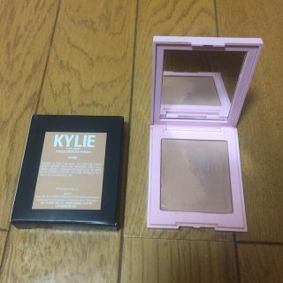 カイリーコスメティックス(Kylie Cosmetics)のkylie cosmetics プレスドブロウジングパウダー KHAKI(フェイスパウダー)