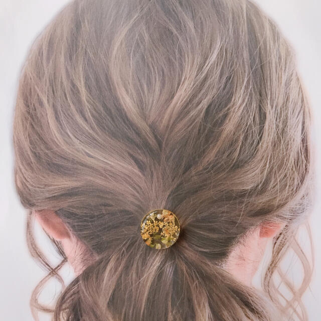 ボタニカルおはじきヘアゴム ① ハンドメイドのアクセサリー(ヘアアクセサリー)の商品写真