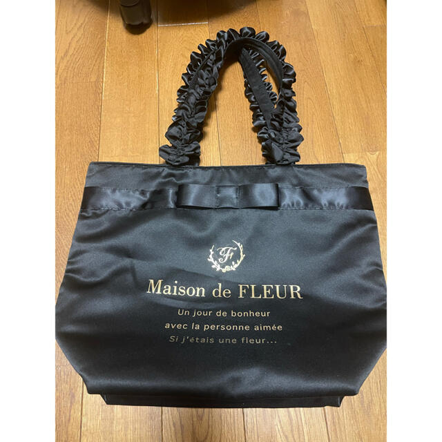 Maison de FLEUR(メゾンドフルール)のメゾンドフルール　ブランドロゴフリルハンドトートMサイズ レディースのバッグ(トートバッグ)の商品写真
