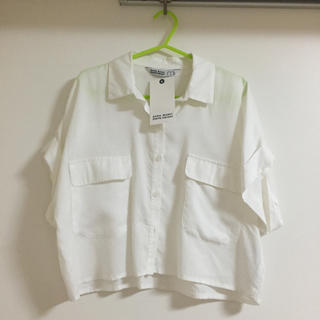 ザラ(ZARA)の新品タグ付 ZARA♡ショート丈ホワイトシャツ(シャツ/ブラウス(半袖/袖なし))
