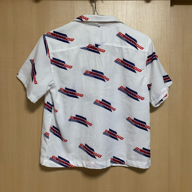 oioi ロゴパターンシャツ レディースのトップス(シャツ/ブラウス(半袖/袖なし))の商品写真