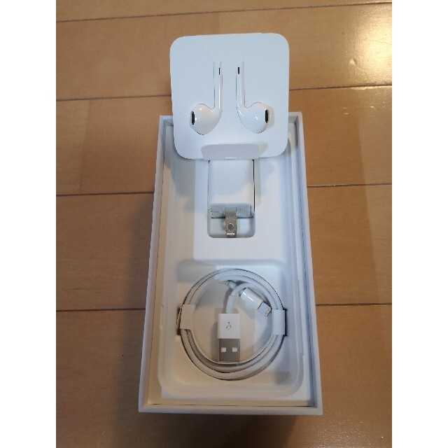 iPhone8  Silver  64GB　美品　予備フィルムお付けします