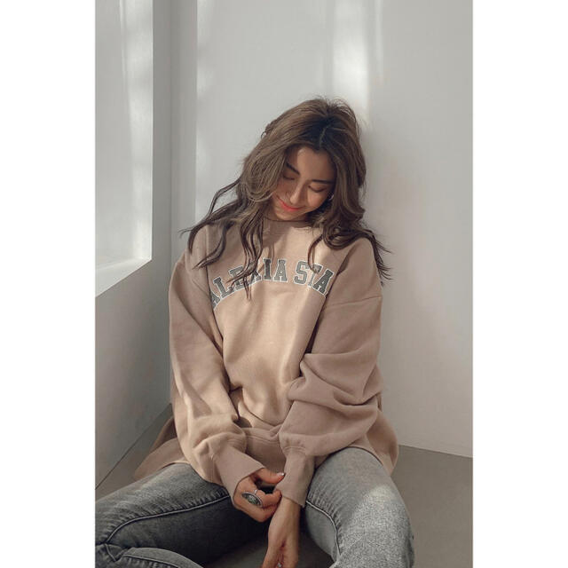 ALEXIA STAM(アリシアスタン)のFront Arch Logo Sweatshirt Beige/スウェット レディースのトップス(トレーナー/スウェット)の商品写真