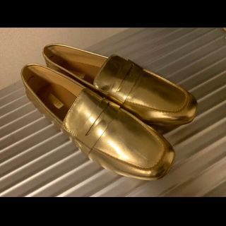 フォーエバートゥエンティーワン(FOREVER 21)のMETALLIC GOLD LOAFERS(新品/セール)(ローファー/革靴)