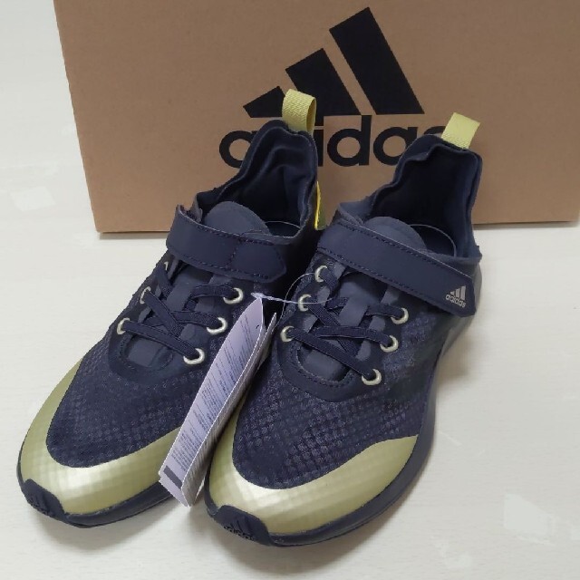 adidas(アディダス)の新品　アディダススニーカー　18センチ キッズ/ベビー/マタニティのキッズ靴/シューズ(15cm~)(スニーカー)の商品写真