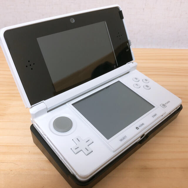 ニンテンドー3DS(ニンテンドー3DS)のニンテンドー3DS アイスホワイト　8GBメモリカード付き エンタメ/ホビーのゲームソフト/ゲーム機本体(携帯用ゲーム機本体)の商品写真