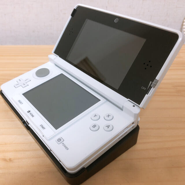 ニンテンドー3DS(ニンテンドー3DS)のニンテンドー3DS アイスホワイト　8GBメモリカード付き エンタメ/ホビーのゲームソフト/ゲーム機本体(携帯用ゲーム機本体)の商品写真