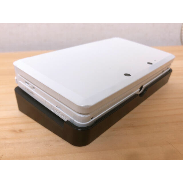 ニンテンドー3DS(ニンテンドー3DS)のニンテンドー3DS アイスホワイト　8GBメモリカード付き エンタメ/ホビーのゲームソフト/ゲーム機本体(携帯用ゲーム機本体)の商品写真