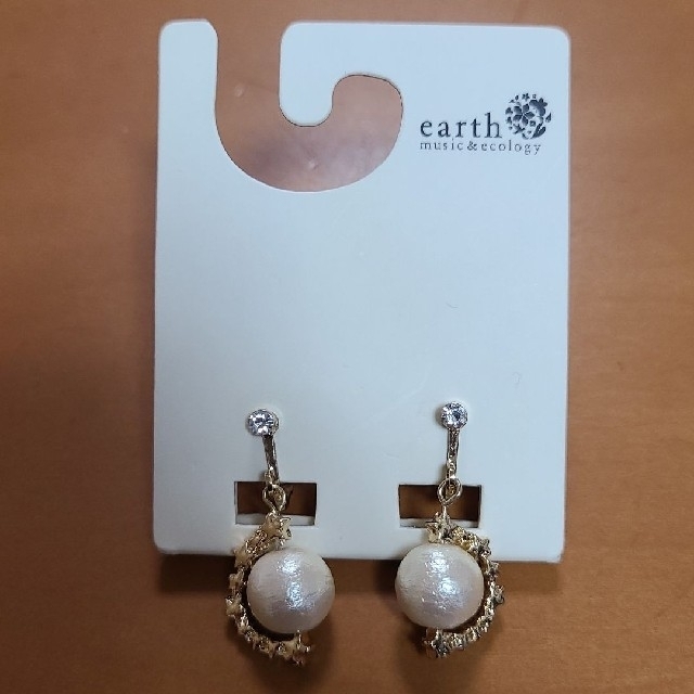 earth music & ecology(アースミュージックアンドエコロジー)の【earth music&ecology】スター×コットンパールイヤリング レディースのアクセサリー(イヤリング)の商品写真