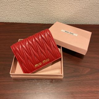 ミュウミュウ(miumiu)の定価の7割引♡国内正規品♡美品♡マテラッセ2つ折財布♡レッド(財布)