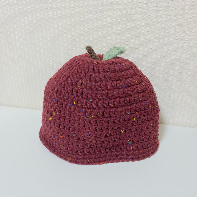 りんごの帽子　ハンドメイド　ニット帽　子ども用 ハンドメイドのキッズ/ベビー(ファッション雑貨)の商品写真