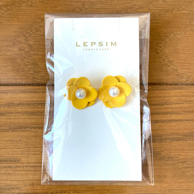 LEPSIM(レプシィム)の【新品・未使用】LEPSIM ピアス お花 フラワー レディースのアクセサリー(ピアス)の商品写真