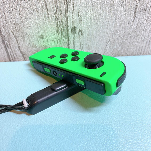 美品 人気カラー ネオングリーンSwitch 左側 ジョイコンJoy-Con エンタメ/ホビーのゲームソフト/ゲーム機本体(その他)の商品写真