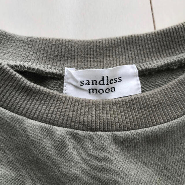 sandlessmoon トレーナー　カーキ レディースのトップス(トレーナー/スウェット)の商品写真