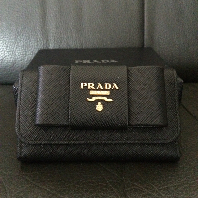 PRADA(プラダ)のみー様 専用 サフィアーノ キーケース リボン ブラック レディースのファッション小物(キーケース)の商品写真