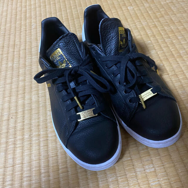 adidas スタンスミス　黒　金 | フリマアプリ ラクマ