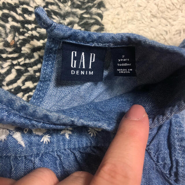 babyGAP(ベビーギャップ)のGAP baby 花柄刺繍入りデニム生地トップス キッズ/ベビー/マタニティのキッズ服女の子用(90cm~)(Tシャツ/カットソー)の商品写真