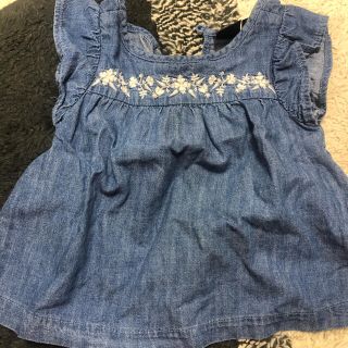 ベビーギャップ(babyGAP)のGAP baby 花柄刺繍入りデニム生地トップス(Tシャツ/カットソー)