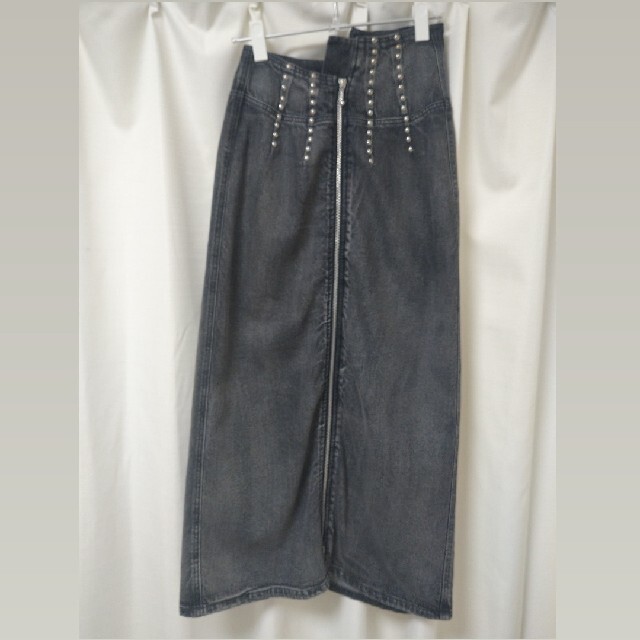 Ameri VINTAGE(アメリヴィンテージ)のAMERI Vintage スタッズデニムスカート レディースのスカート(ロングスカート)の商品写真