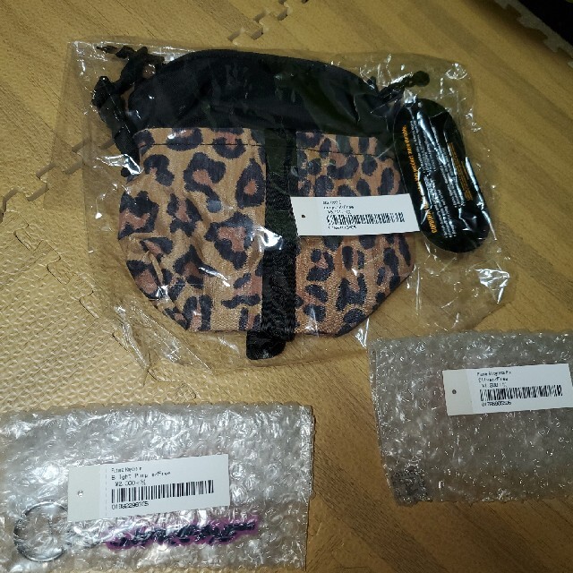 Supreme(シュプリーム)のsupreme ネックポーチ&キーチェーン&ピン 3点セット メンズのバッグ(その他)の商品写真