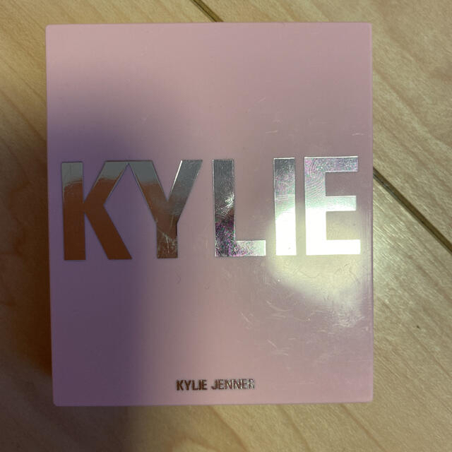 Kylie Cosmetics(カイリーコスメティックス)のKYLIE チーク コスメ/美容のベースメイク/化粧品(チーク)の商品写真