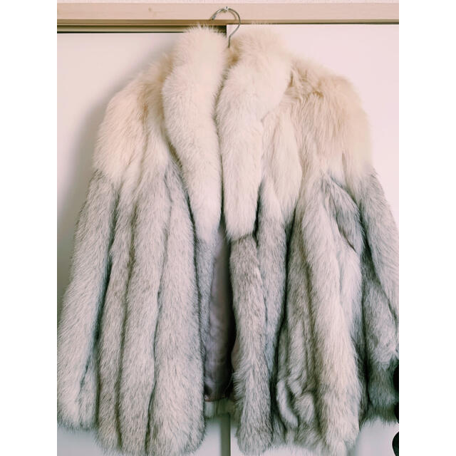 SAGA FOX  SAGA MINK ホワイト×グレー　リアルファー レディースのジャケット/アウター(毛皮/ファーコート)の商品写真