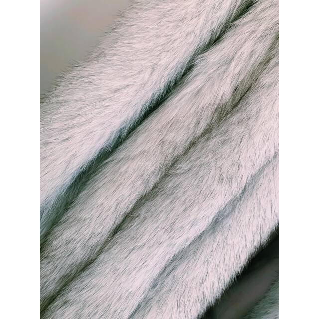 SAGA FOX  SAGA MINK ホワイト×グレー　リアルファー レディースのジャケット/アウター(毛皮/ファーコート)の商品写真