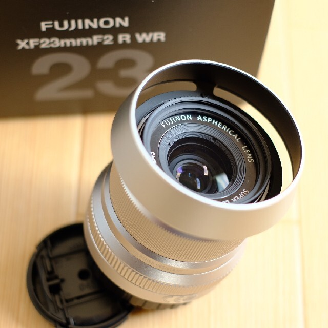 富士フイルム(フジフイルム)のXF23mm F2 R WR Silver FUJIFILM 純正フード付   スマホ/家電/カメラのカメラ(レンズ(単焦点))の商品写真