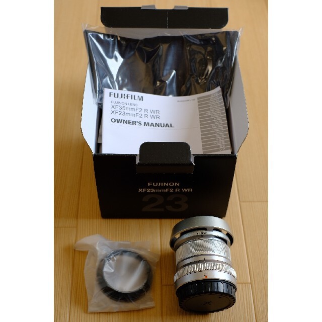 富士フイルム(フジフイルム)のXF23mm F2 R WR Silver FUJIFILM 純正フード付   スマホ/家電/カメラのカメラ(レンズ(単焦点))の商品写真