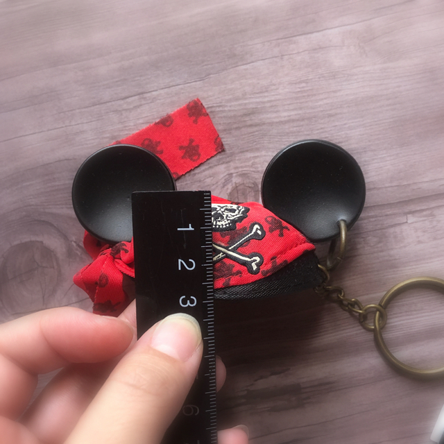 Disney(ディズニー)のパイレーツサマー　イヤーハット風キーチェーン エンタメ/ホビーのおもちゃ/ぬいぐるみ(キャラクターグッズ)の商品写真