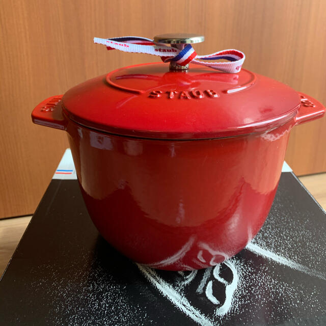 STAUB(ストウブ)の新品　ストウブ　ラ·ココットde GOHAN M チェリー インテリア/住まい/日用品のキッチン/食器(鍋/フライパン)の商品写真