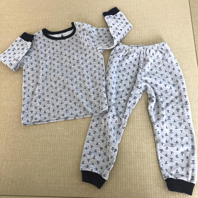 PETIT BATEAU(プチバトー)のプチバトー　パジャマ　ベロア　4ans 104センチ キッズ/ベビー/マタニティのキッズ服男の子用(90cm~)(パジャマ)の商品写真