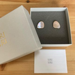 ヤエカ(YAECA)のSIRISIRI RADEN 螺鈿 ピアス Hindwing 貝細工 (ピアス)