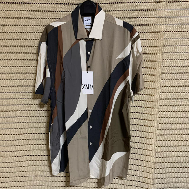 ZARA(ザラ)の新品タグ付き ZARA ザラ アブストラクトプリントシャツ 半袖 カーキ XL メンズのトップス(シャツ)の商品写真