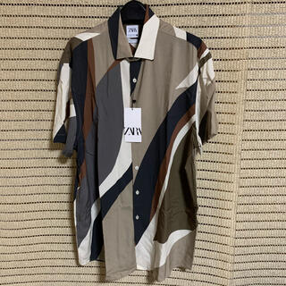 ザラ(ZARA)の新品タグ付き ZARA ザラ アブストラクトプリントシャツ 半袖 カーキ XL(シャツ)