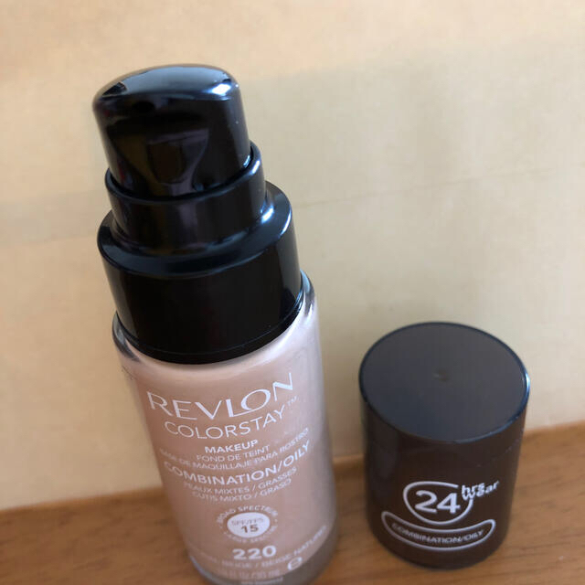 REVLON(レブロン)のレブロン220 ナチュラルベージュ コスメ/美容のベースメイク/化粧品(ファンデーション)の商品写真