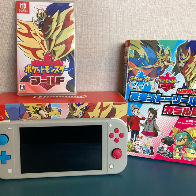 【M様専用】Switch Lite＋ポケモンシールド＋公式ガイドブック エンタメ/ホビーのゲームソフト/ゲーム機本体(家庭用ゲーム機本体)の商品写真