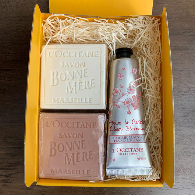 L'OCCITANE(ロクシタン)の【未使用】L’OCCITAN ハンドクリーム＆石鹸2つ 箱入りセット コスメ/美容のボディケア(ハンドクリーム)の商品写真