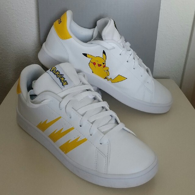 adidas(アディダス)のアディダスピカチュウジュニアスニーカー キッズ/ベビー/マタニティのキッズ靴/シューズ(15cm~)(スニーカー)の商品写真